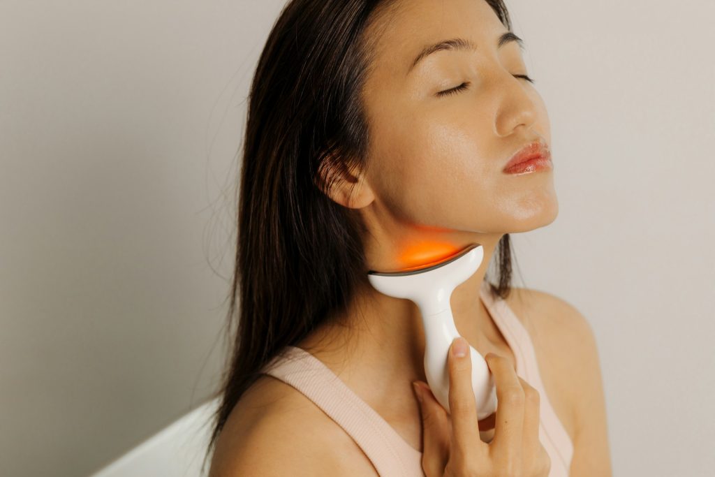 How Red Light Therapy Could Be the Anti-Aging Tool