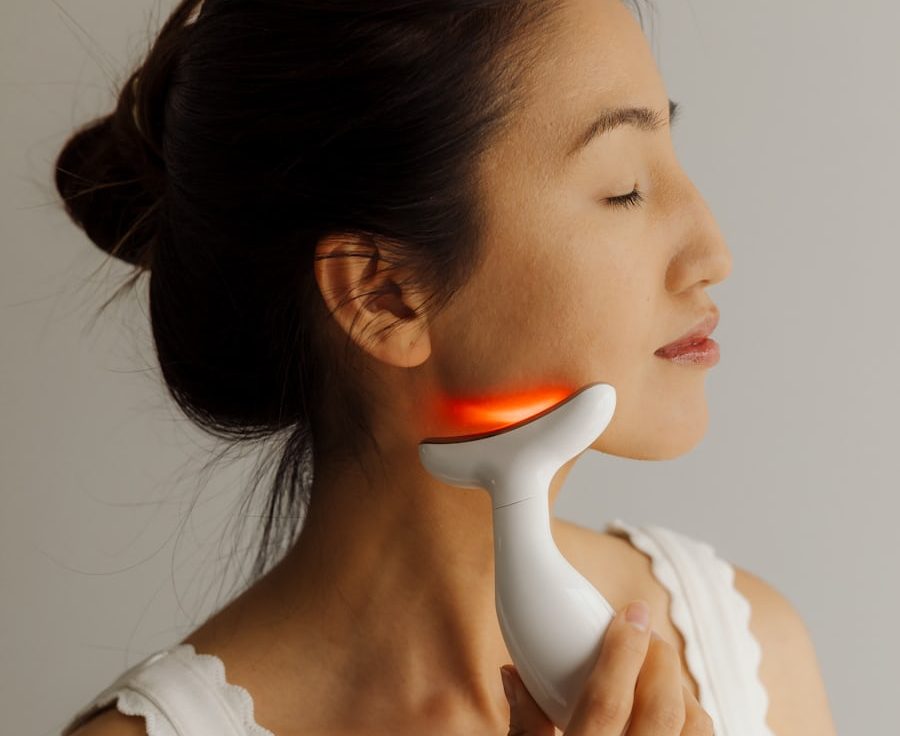 How Red Light Therapy Could Be the Anti-Aging Tool